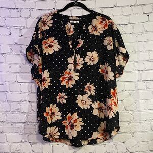 Maurices XL Short Sleeve V Neck Blouse Black Floral Zip Front Detail Curved Hem